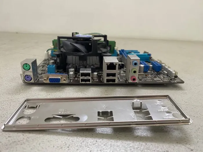 Комплект: материнська плата Asus P8H61-M LX3 Plus R2.0 / Intel Core i5-2400 (4 ядра по 3.1 - 3.4 GHz) / Intel HD Graphics 2000 / Socket LGA1155 / Кулер BOX б/в - зображення 3