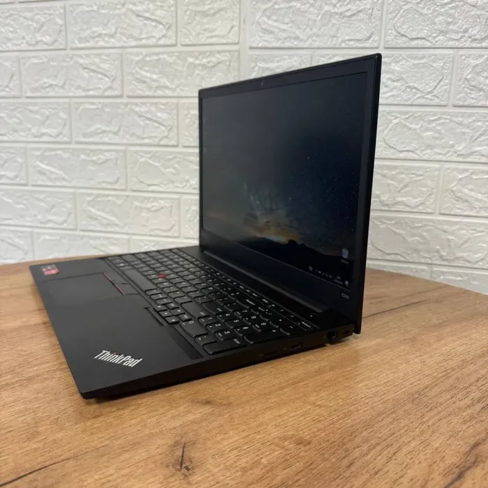 Ноутбук Б-клас Lenovo ThinkPad E585 / 15.6" (1920x1080) IPS / AMD Ryzen 5 2500U (4 (8) ядра по 2.0 - 3.6 GHz) / 8 GB DDR4 / 256 GB SSD NVMe / AMD Radeon Vega 8 Graphics / WebCam б/в - зображення 5