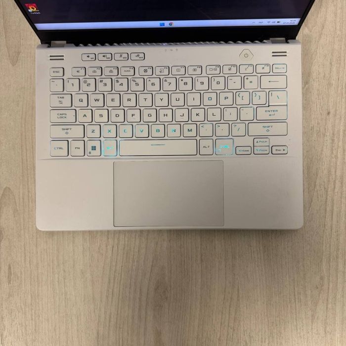 Ігровий ультрабук Asus ROG Zephyrus G14 GA402XV White / 14" (2560x1600) IPS / AMD Ryzen 9 7940HS (8 (16) ядер по 4.0 - 5.2 GHz) / 16 GB DDR5 / 512 GB SSD NVMe / nVidia GeForce RTX 4060, 8 GB GDDR6, 128-bit / WebCam б/в - изображение 3