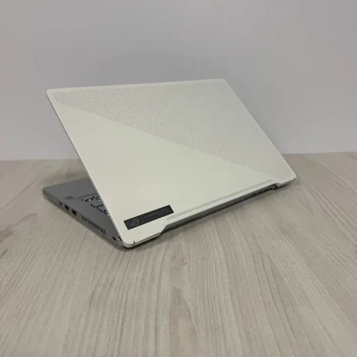 Ігровий ультрабук Б-класу Asus ROG Zephyrus G14 GA401IV / 14" (1920x1080) IPS / AMD Ryzen 9 4900HS (8 (16) ядер по 3.0 - 4.3 GHz) / 16 GB DDR4 / 512 GB SSD NVMe / nVidia GeForce RTX 2060 Max-Q, 6 GB GDDR6, 192-bit б/в - зображення 6