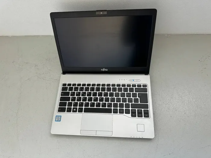 Ультрабук Б-класс Fujitsu LifeBook S936 / 13.3" (1920x1080) TN / Intel Core i7-6600U (2 (4) ядра по 2.6 - 3.4 GHz) / 8 GB DDR4 / 128 GB SSD / Intel HD Graphics 520 / WebCam / VGA б/в - зображення 2