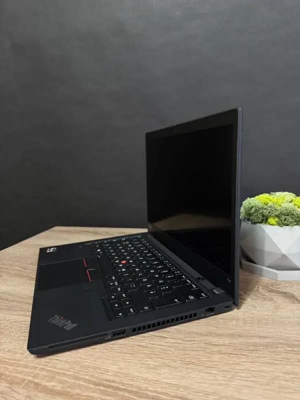 Ультрабук Lenovo ThinkPad T14 / 14" (1920x1080) TN / AMD Ryzen 5 PRO 4650U (6 (12) ядер по 2.1 - 4.0 GHz) / 16 GB DDR4 / 256 GB SSD / AMD Radeon Vega Graphics / WebCam / Windows Lic б/в - зображення 5