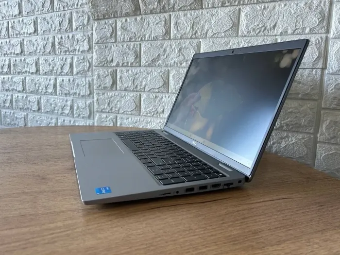 Мобільна робоча станція Dell Precision 3570 / 15.6" (1920x1080) IPS / Intel Core i5-1235U (10 (12) ядер по 3.3 - 4.4 GHz) / 16 GB DDR4 / 256 GB SSD M.2 / nVidia T550, 4 GB GDDR6, 64-bit / WebCam б/в - зображення 4