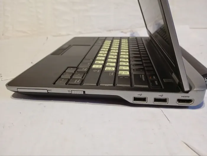 Нетбук Dell Latitude E6220 / 12.5" (1366x768) TN / Intel Core i7-2620M (2 (4) ядра по 2.7 - 3.4 GHz) / 12 GB DDR3 / 240 GB SSD / Intel HD Graphics 3000 / WebCam б/в - зображення 5