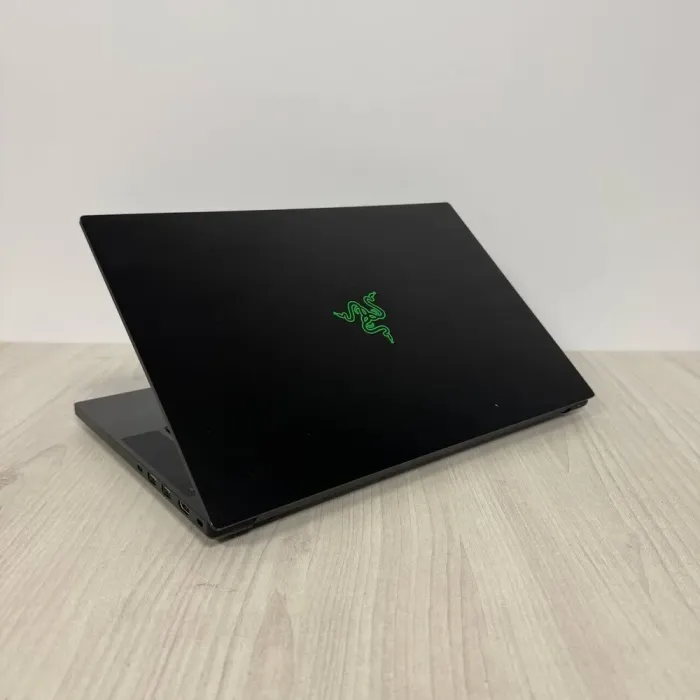 Ігровий ноутбук Б-клас Razer Blade 15 Gaming RZ09-0410 / 15.6" (2560x1440) IPS / Intel Core i7-11800H (8 (16) ядер по 2,3 - 4,6 ГГц) / 16 ГБ DDR4 / 512 ГБ SSD NVMe / nVidia GeForce RTX 3070, 8 ГБ GDDR6, 256-біт / WebCam б/в - зображення 6
