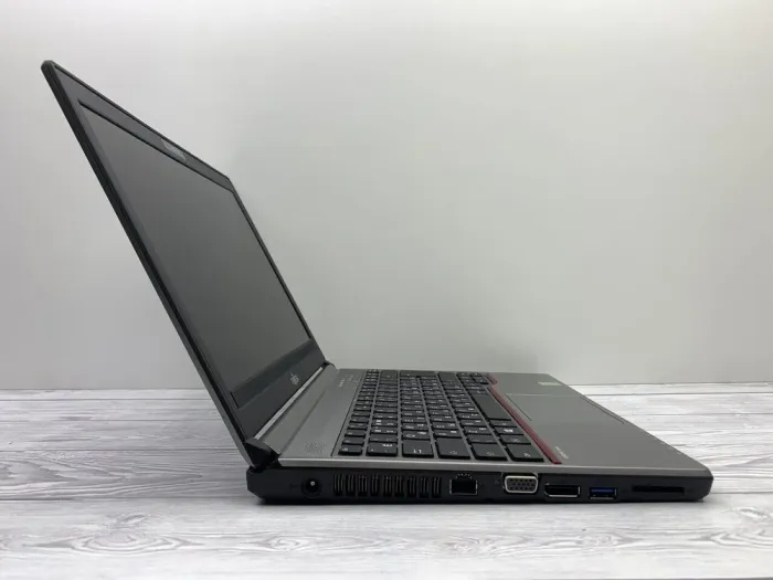 Ноутбук Б-клас Fujitsu LifeBook E734 / 13.3" (13668x768) TN / Intel Core i7-4610M (2 (4) ядра по 3.0 - 3.7 GHz) / 8 GB DDR3 / 240 GB SSD / Intel HD Graphics 4600 / WebCam б/в - зображення 6