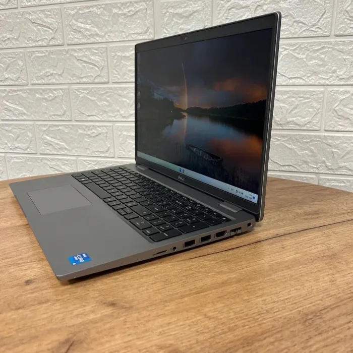 Ультрабук Б-клас Dell Latitude 5520 / 15.6" (1920x1080) IPS / Intel Core i5-1145G7 (4 (8) ядра по 4.4 GHz) / 16 GB DDR4 / 256 GB SSD NVMe / Intel Iris Xe Graphics / WebCam б/в - зображення 5