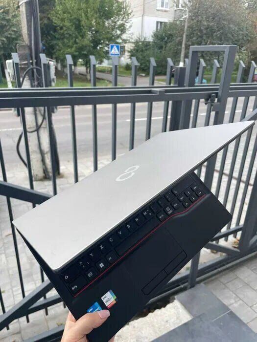 Ультрабук Fujitsu LifeBook E5412 / 14" (1920x1080) IPS / Intel Core i5-1235U (10 (12) ядер по 3,3 - 4,4 ГГц) / 32 ГБ DDR4 / 512 ГБ SSD M.2 / Intel Iris Xe Graphics / WebCam / Win 11 Pro + гравірування б/в - изображение 4