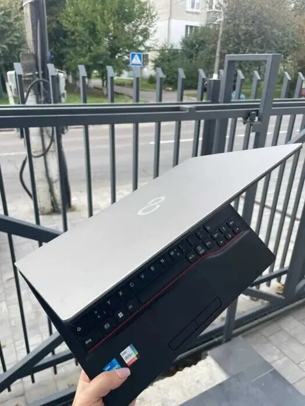 Ультрабук Fujitsu LifeBook E5412 / 14" (1920x1080) IPS / Intel Core i5-1235U (10 (12) ядер по 3,3 - 4,4 ГГц) / 32 ГБ DDR4 / 512 ГБ SSD M.2 / Intel Iris Xe Graphics / WebCam / Win 11 Pro + гравірування б/в - зображення 4
