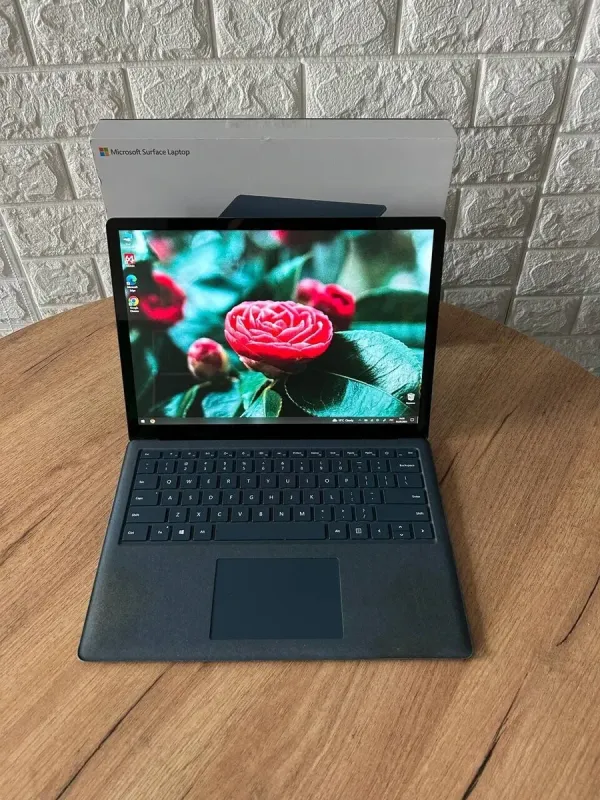 Ультрабук Б-клас Microsoft Surface Laptop 2 / 13.5" (2256x1504) IPS Touch / Intel Core i5-8250U (4 (8) ядра по 1.6 - 3.4 GHz) / 8 GB DDR3 / 256 GB SSD M.2 / Intel UHD Graphics 620 / WebCam / HDMI б/в - зображення 2