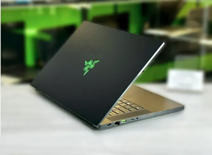 Ігровий ноутбук Razer Blade 15 RZ09 / 15.6" (1920x1080) IPS / Intel Core i7-9750H (6 (12) ядер по 2.6 - 4.5 GHz) / 16 GB DDR4 / 128 GB SSD + 1000 GB HDD / nVidia GeForce GTX 1660 Ti, 6 GB GDDR6, 192-bit / WebCam / Win 10 Home б/в - зображення 3