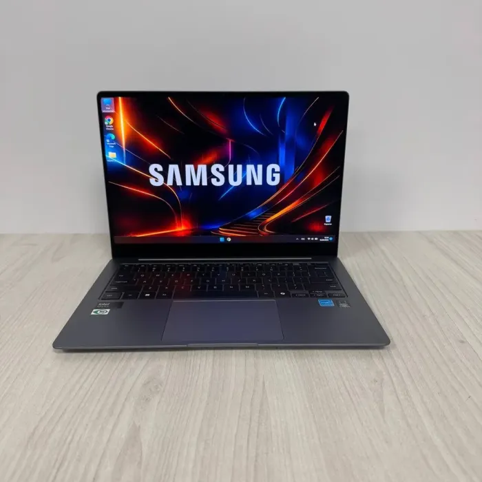 Ультрабук Samsung Galaxy Book4 Pro NP944XGK / 14" (2880x1800) OLED / Intel Core Ultra 7 155H (16 (22) ядер по 1.4 - 4.8 GHz) / 16 GB DDR5 / 1000 GB SSD NVMe / Intel Arc Graphics / WebCam б/в - зображення 2