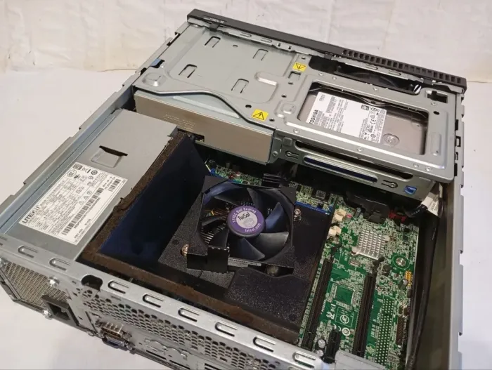 ПК Б-клас Lenovo ThinkCentre M83 SFF / Intel Core i5-4590 (4 ядра по 3.3 - 3.7 GHz) / 16 GB DDR3 / 500 GB HDD / Intel HD Graphics 4400 / DVD-RW + USB-флешка 64 GB б/в - зображення 5