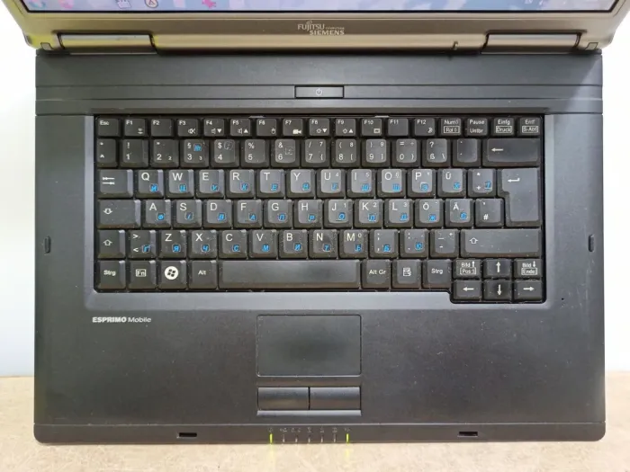 Ноутбук Fujitsu Esprimo V5535 / 15.4" (1280x800) TN / Intel Core 2 Duo P8600 (2 ядра по 2.4 GHz) / 3 GB DDR2 / 120 GB SSD / Intel Graphics / DVD-ROM б/в - зображення 3
