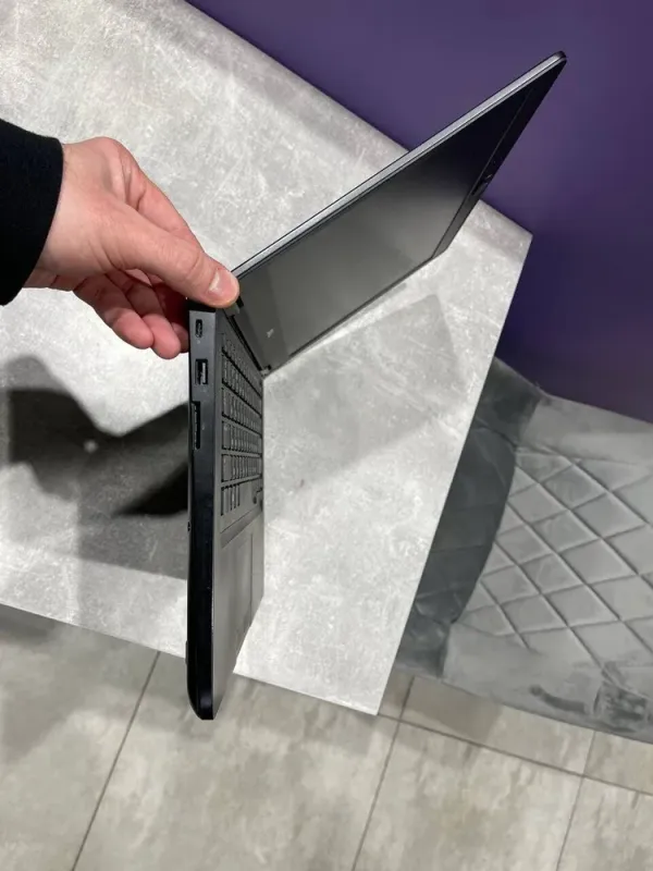 Ультрабук Dell Latitude E5480 / 14" (1366x768) TN / Intel Core i5-6200U (2 (4) ядра по 2.3 - 2.8 GHz) / 16 GB DDR4 / 240 GB SSD / Intel HD Graphics 520 / WebCam б/в - зображення 3