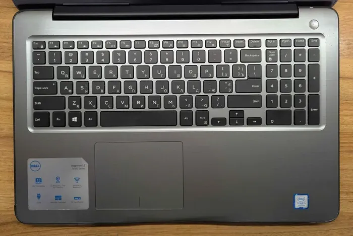 Ноутбук Б-клас Dell Inspiron 5567 / 15.6" (1366x768) TN / Intel Core i5-7200U (2 (4) ядра по 2.5 - 3.1 GHz) / 8 GB DDR4 / 240 GB SSD / Intel HD Graphics 620 / WebCam / Windows 10 б/в - зображення 3