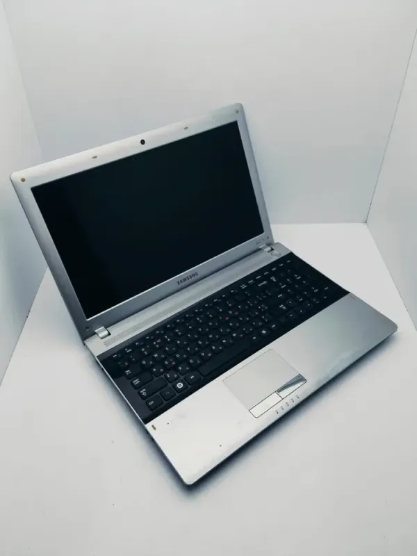 Ноутбук Samsung RV513 / 15.6" (1366x768) TN / AMD E-450 (2 ядра по 1.65 GHz) / 6 GB DDR3 / 320 GB HDD / AMD Radeon HD 6320 / WebCam б/в - зображення 3