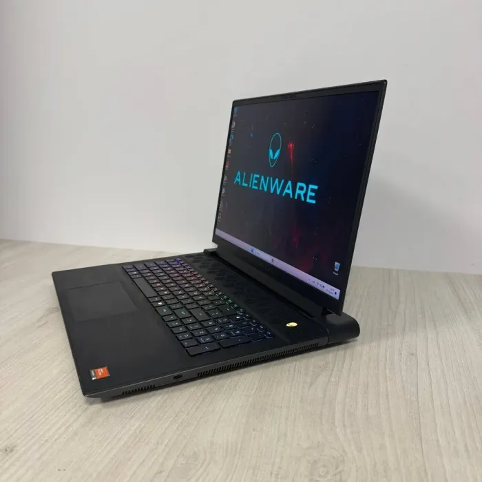 Ігровий ноутбук Б-класу Dell Alienware m18 R1 / 18" (1920x1200) IPS / AMD Ryzen 9 7845HX (12 (24) ядер по 3,0 - 5,2 ГГц) / 16 ГБ DDR5 / 512 ГБ SSD NVMe / nVidia GeForce RTX 4070, 8 ГБ GDDR6, 128-біт / Веб-камера б/в - зображення 5