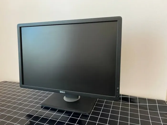 Монітор Широкоформатний Dell Professional P2213t / 22" (1680x1050) TN / DisplayPort, VGA, DVI, USB 2.0 / VESA 100x100 б/в - зображення 4