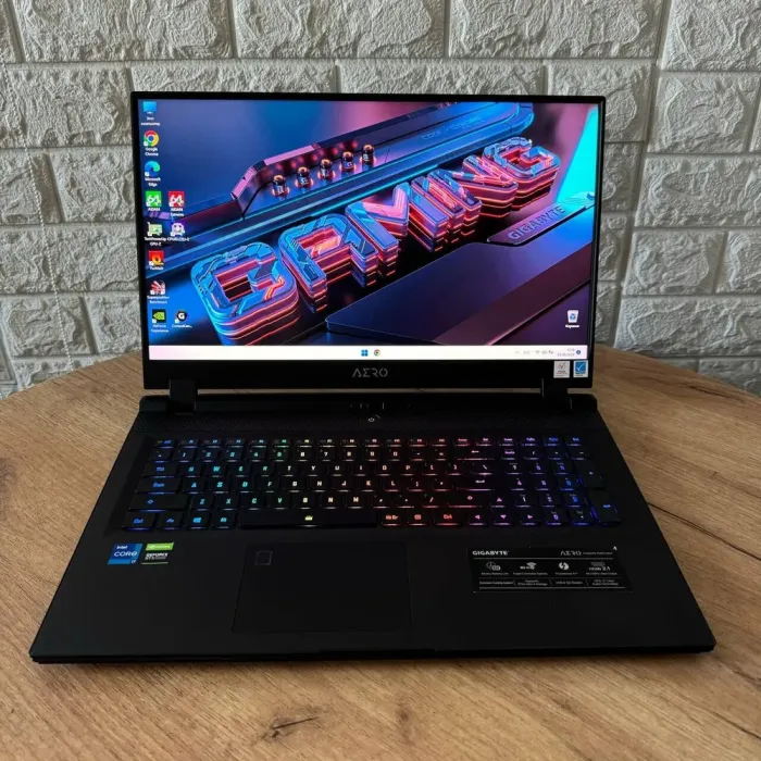Ігровий ноутбук Б-клас Gigabyte Aero 17 HDR XD / 17.3" (3840x2160) IPS / Intel Core i7-11800H (8 (16) ядер по 2.3 - 4.6 GHz) / 16 GB DDR4 / 1000 GB SSD / nVidia GeForce RTX 3070, 8 GB GDDR6, 256-bit / WebCam б/в - зображення 2