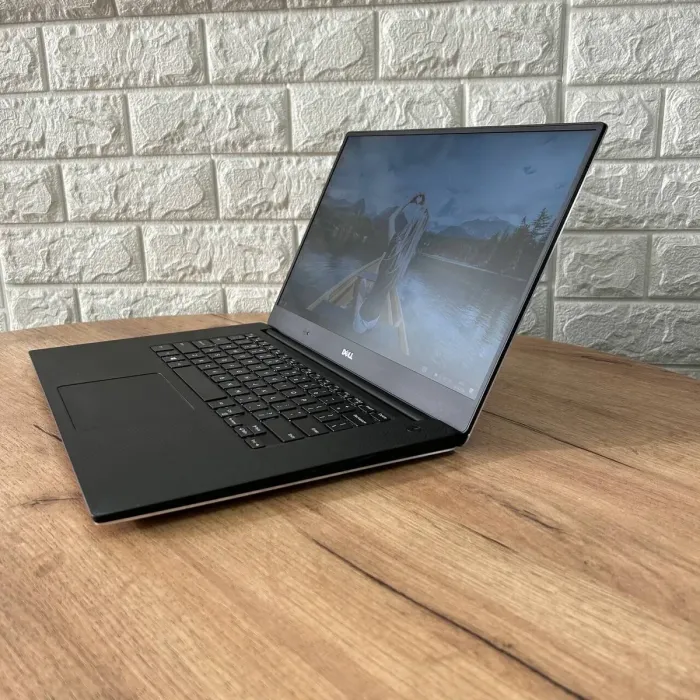 Мобільна робоча станція Dell Precision 5520 / 15.6" (1920x1080) IPS / Intel Xeon E3-1505M v6 (4 (8) ядра по 3.0 - 4.0 GHz) / 16 GB DDR4 / 256 GB SSD / nVidia Quadro M1200, 4 GB GDDR5, 128-bit / WebCam б/в - зображення 5