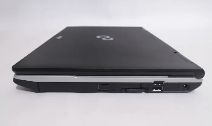 Ноутбук Fujitsu Lifebook E751 / 15.6" (1600x900) TN / Intel Core i5-2410M (2 (4) ядра по 2.3 - 2.9 GHz) / 4 GB DDR3 / 320 GB HDD / Intel HD Graphics 3000 / WebCam / DVD-ROM / VGA / АКБ NEW б/в - зображення 6