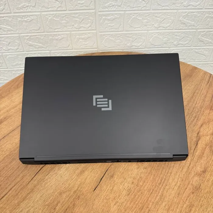 Ігровий ноутбук Maingear Element MG-ELMT002-2070S / 17.3" (1920x1080) IPS / Intel Core i7-10875H (8 (16) ядер по 2.3 - 5.1 GHz) / 16 GB DDR4 / 512 GB SSD / nVidia GeForce RTX 2070 Super, 8 GB GDDR6, 256-bit / WebCam б/в - зображення 3