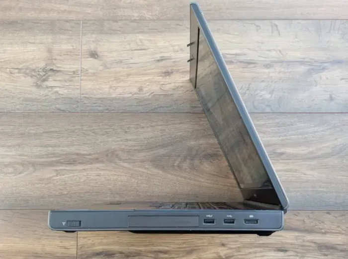 Ігровий ноутбук Dell Precision M6800 / 17.3" (1920x1080) IPS / Intel Core i7-4800MQ (4 (8) ядра по 2.7 - 3.7 GHz) / 8 GB DDR3 / 128 GB SSD / AMD Radeon HD 8950M, 2 GB GDDR5, 128-bit / WebCam б/в - зображення 5