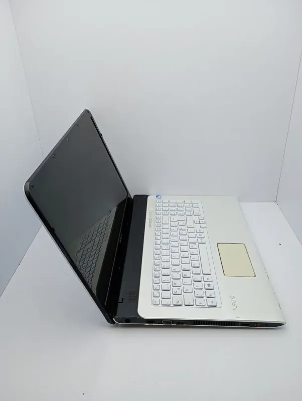 Ноутбук Sony 17 / 17.3" (1600x900) TN / Intel Pentium 2020M (2 ядра по 2.4 GHz) / 6 GB DDR3 / 500 GB HDD / Intel HD Graphics 2500 / WebCam / АКБ не держит б/в - зображення 5