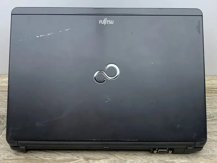 Ноутбук Б-клас Fujitsu LifeBook S792 / 13.3" (1366x768) TN / Intel Core i5-3340M (2 (4) ядра по 2.7 - 3.4 GHz) / 8 GB DDR3 / 120 GB SSD / Intel HD Graphics 4000 / Без АКБ б/в - зображення 2