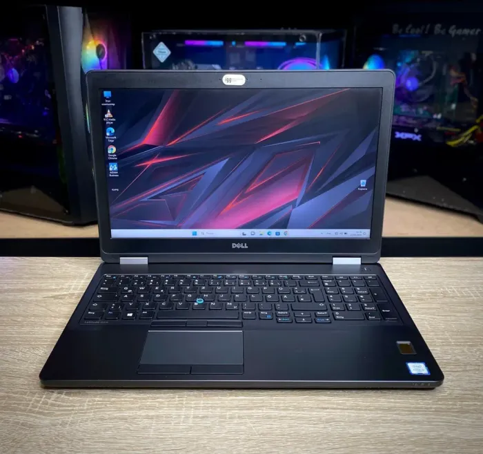 Ноутбук Dell Latitude E5570 / 15.6" (1366x768) TN / Intel Core i5-6200U (2 (4) ядра по 2.3 - 2.8 GHz) / 8 GB DDR4 / 256 GB SSD / Intel HD Graphics 520 / WebCam б/в - зображення 2