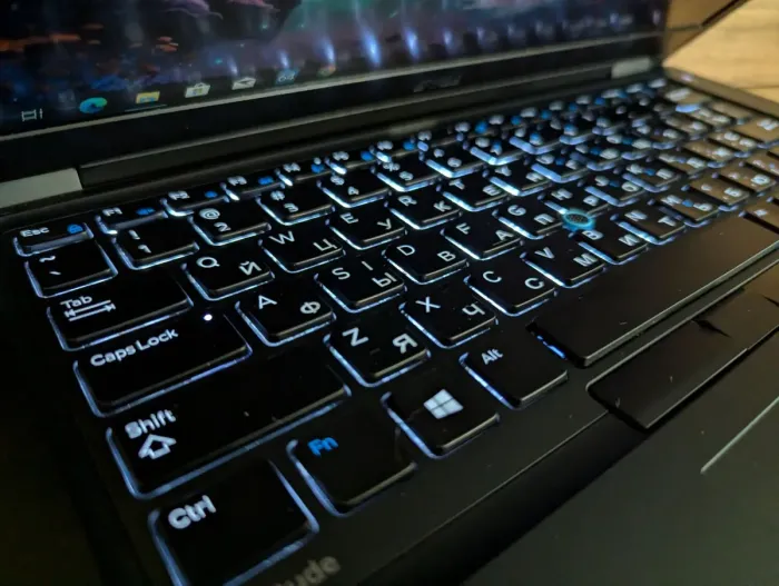 Ультрабук Dell Latitude 5480 / 14" (1920x1080) IPS / Intel Core i5-6300U (2 (4) ядра по 2.4 - 3.0 GHz) / 8 GB DDR4 / 240 GB SSD / Intel HD Graphics 520 / WebCam / VGA / Windows 10  б/в - зображення 6