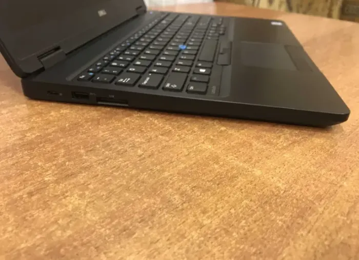 Ноутбук Dell Latitude E5570 / 15.6" (1920x1080) TN / Intel Core i5-6300U (2 (4) ядра по 2.4 - 3.0 GHz) / 8 GB DDR4 / 256 GB SSD / Intel HD Graphics 520 / WebCam б/в - зображення 6