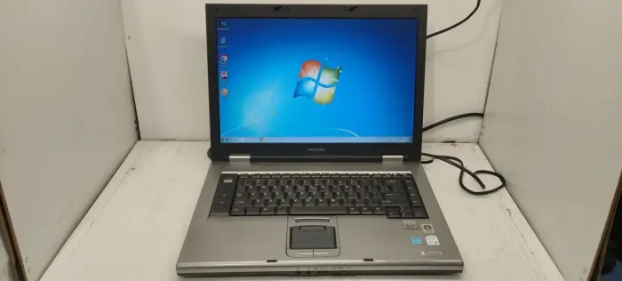 Ноутбук Toshiba Tecra A8 / 15.4" (1280x800) TN / Intel Core 2 Duo T5500 (2 ядра по 1.66 GHz) / 4 GB DDR2 / 160 GB HDD / Intel GMA 950 Graphics / Без АКБ б/в - зображення 2