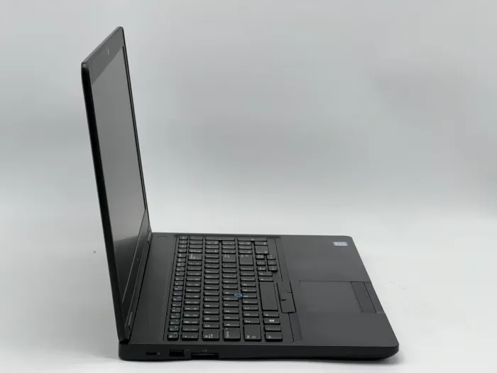 Ноутбук Dell Latitude 5590, i5-7300U, 8 GB, 120 GB, Intel HD Graphics 620, 1366x768, TN [SH26051057] БУ - зображення 2