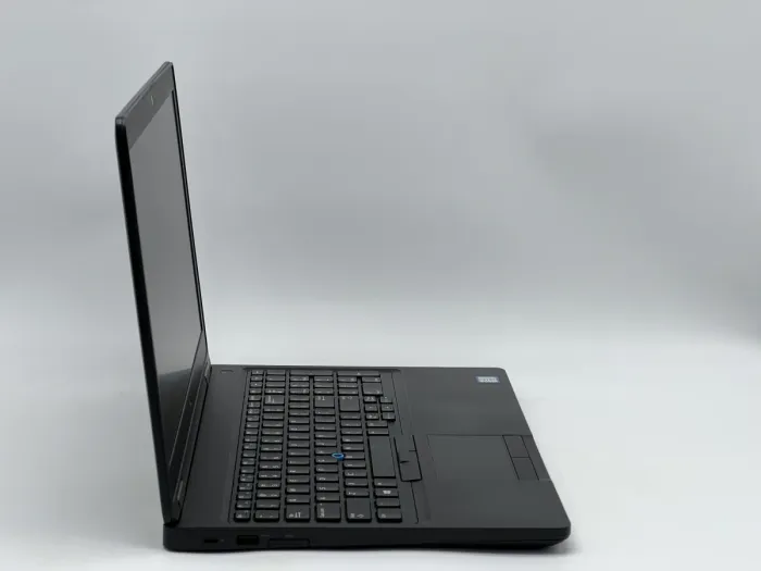 Ноутбук Dell Latitude 5590, i5-7300U, 8 GB, 120 GB, Intel HD Graphics 620, 1366x768, TN [SH26061039] БУ - зображення 2