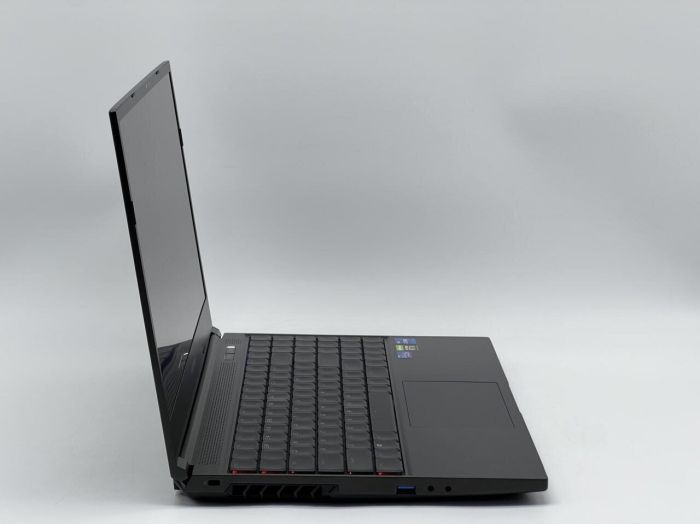 Ігровий ноутбук CyberPowerPC Tracer V EDGE PRO I 15X GM5TG7W / 15.6" (2560x1440) IPS / Intel Core i7-11800H (8 (16) ядер по 2,3 - 4,6 ГГц) / 16 ГБ DDR4 / 960 ГБ SSD / nVidia GeForce RTX 3070, 8 ГБ GDDR6, 256-біт / WebCam б/в - зображення 3