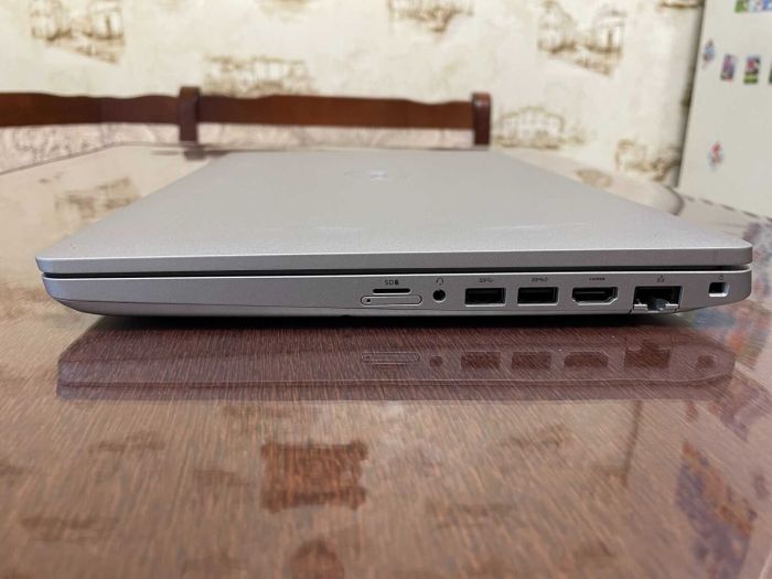 Мобільна робоча станція Dell Precision 3551 / 15,6" (1920x1080) IPS / Intel Core i7-10750H (6 (12) ядер по 2,6 - 5,0 ГГц) / 16 ГБ DDR4 / 256 ГБ SSD / nVidia Quadro P620, 4 ГБ GDDR5, 128-біт / WebCam б/в - изображение 5