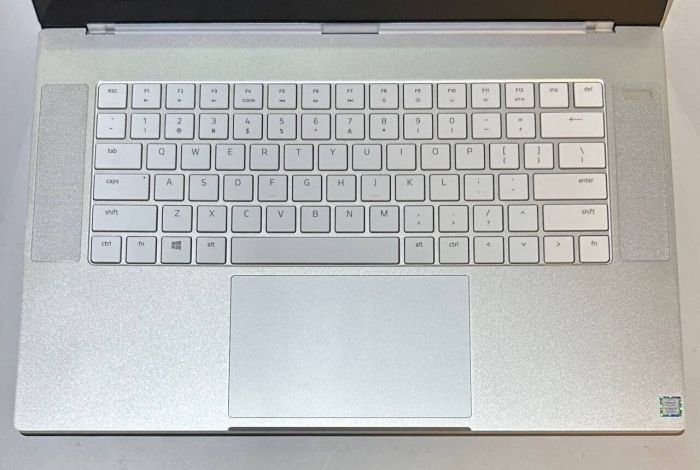 Мобільна робоча станція Razer Blade 15 Studio / 15,6" (3840x2160) IPS Touch / Intel Core i7-9750H (6 (12) ядер по 2,6 - 4,5 ГГц) / 32 ГБ DDR4 / 1000 ГБ SSD / nVidia Quadro RTX 5000 Max-Q, 16 ГБ GDDR6, 256-біт / WebCam б/в - изображение 3