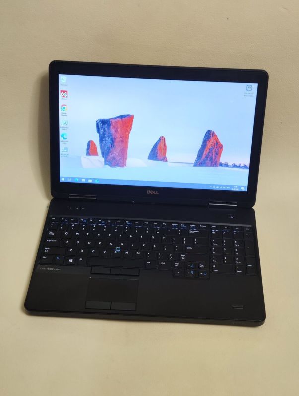 Ноутбук Dell Latitude E5540 / 15.6" (1366x768) TN / Intel Core i7-4600 (2 (4) ядра по 2.1 - 3.3 GHz) / 8 GB DDR3 / 256 GB SSD / nVidia GeForce GT 720M, 2 GB GDDR3, 64-bit / DVD-ROM б/в - изображение 2