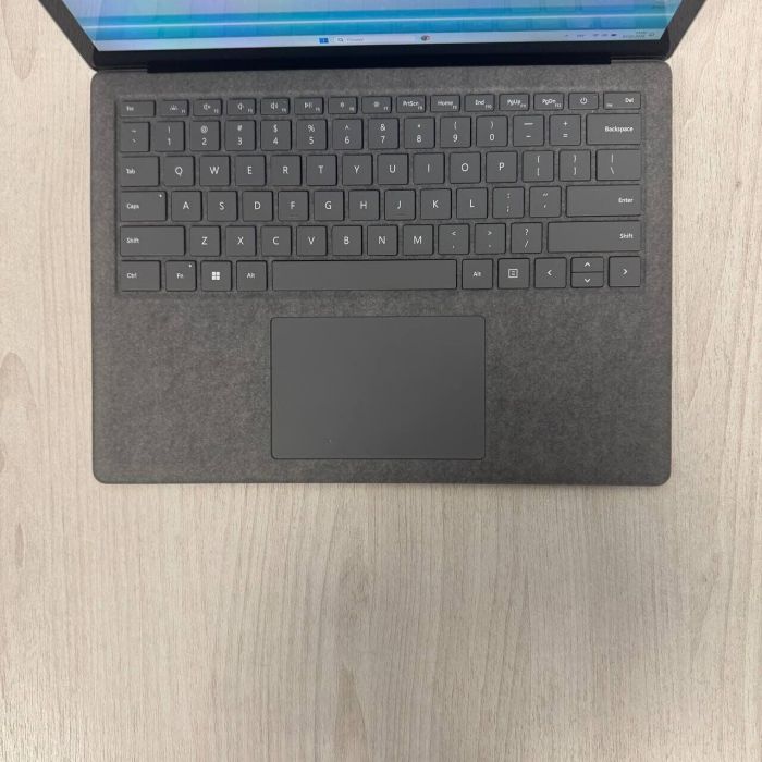 Ультрабук Microsoft Surface Laptop 4 / 13.5" (2256x1504) IPS Touch / AMD Ryzen 5 4680U (6 (12) ядер по 2.2 - 4.0 GHz) / 16 GB DDR4 / 256 GB SSD / AMD Radeon RX Vega 7 Graphics / WebCam б/в - зображення 4