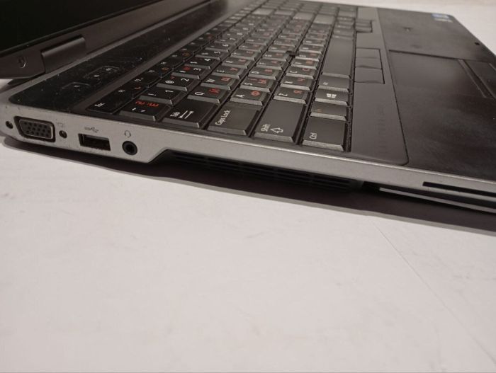 Ноутбук Б-клас Dell Latitude E6530 / 15,6" (1366x768) TN / Intel Core i5-3340M (2 (4) ядра по 2,7 - 3,4 ГГц) / 8 ГБ DDR3 / 120 ГБ SSD / Intel HD Graphics 4000 / Веб-камера / DVD-RW / АКБ не тримає заряд б/в - зображення 4
