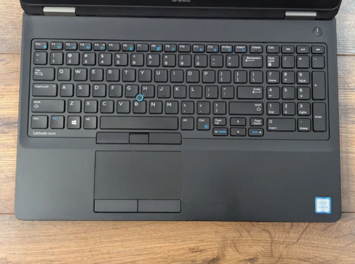 Ноутбук Б-клас Dell Latitude 5570 / 15.6" (1366x768) TN / Intel Core i5-6440HQ (4 ядра по 2.6 - 3.5 GHz) / 8 GB DDR4 / 256 GB SSD / Intel HD Graphics 530 / WebCam б/в - зображення 3