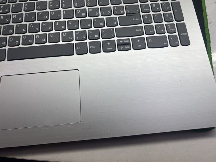 Ноутбук Б-клас Lenovo IdeaPad 330-15IKB / 15.6’’ (1366x768) TN / Intel Core i3-6006U (2 (4) ядра по 2.0) / 8 GB DDR4 / 120 GB SSD / Intel UHD Graphics 520 / WebCam б/в - зображення 6