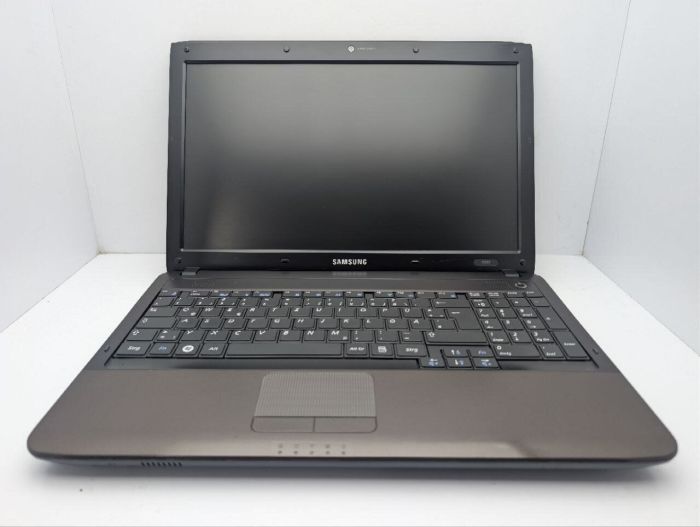 Ноутбук Samsung RV580 / 15.6" (1366x768) TN / Intel Core i3-330M (2 (4) ядра по 2.1 GHz) / 6 GB DDR3 / 1000 GB HDD / nVidia GeForce GT 330M, 1 GB GDDR3, 128-bit / WebCam / DVD-ROM б/в - зображення 3