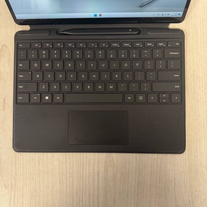 Планшет Microsoft Surface Pro 9 / 13" (2880x1920) IPS Touch / Intel Core i5-1235U (10 (12) ядер по 1,3 - 4,4 ГГц) / 8 ГБ DDR3 / 256 ГБ SSD / Intel Iris Xe Graphics / WebCam б/в - зображення 3