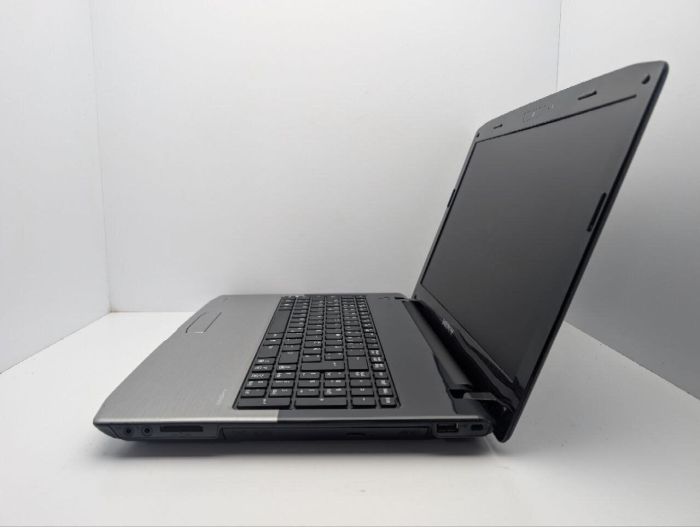 Ноутбук Medion Akoya E6234 / 15.6" (1366x768) TN / Intel Core i3-2310M (2 (4) ядра по 2.1 GHz) / 6 GB DDR3 / 250 GB HDD / Intel HD Graphics 3000 / WebCam / DVD-ROM / АКБ не тримає заряд б/в - зображення 5