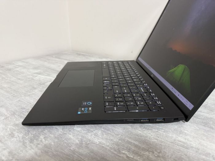 Ультрабук Б-клас LG Gram 17Z95P / 17" (2560x1600) IPS / Intel Core i7-1195G7 (4 (8) ядра по 2.9 - 5.0 GHz) / 16 GB DDR4 / 1000 GB SSD / Intel Iris Xe Graphics / WebCam / Win 11 Home б/в - зображення 5