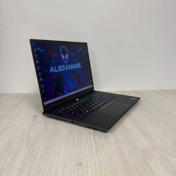 Ігровий ультрабук Б-класу Dell Alienware m16 R2 / 16" (2560x1600) IPS / Intel Core Ultra 9 185H (16 (22) ядер по 1,8 - 5,1 ГГц) / 32 ГБ DDR5 / 1000 ГБ SSD / nVidia GeForce RTX 4070, 8 ГБ GDDR6, 128-біт / WebCam б/в - зображення 6