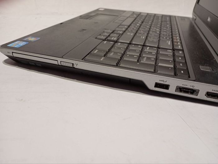 Ноутбук Б-клас Dell Latitude E6530 / 15,6" (1366x768) TN / Intel Core i5-3340M (2 (4) ядра по 2,7 - 3,4 ГГц) / 8 ГБ DDR3 / 120 ГБ SSD / Intel HD Graphics 4000 / Веб-камера / DVD-RW / АКБ не тримає заряд б/в - зображення 5